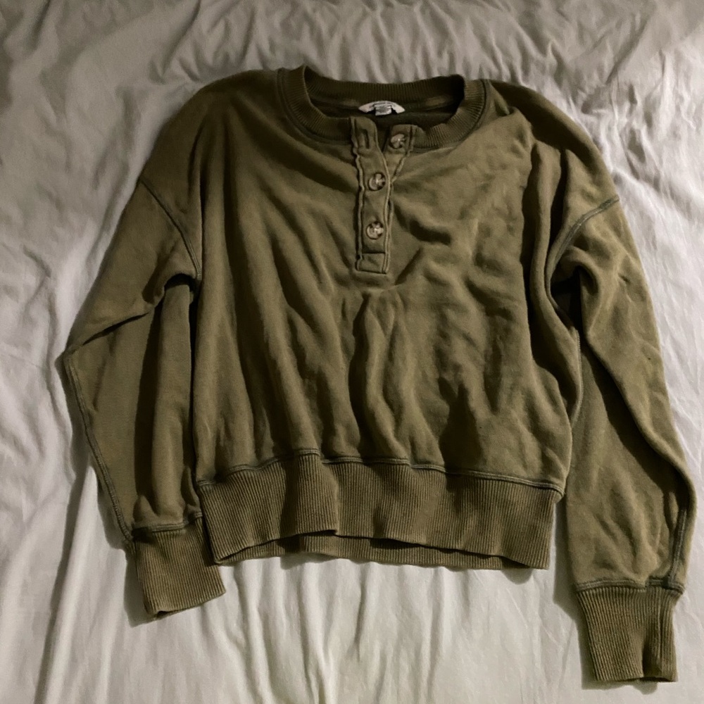 Green button American eagle sweater